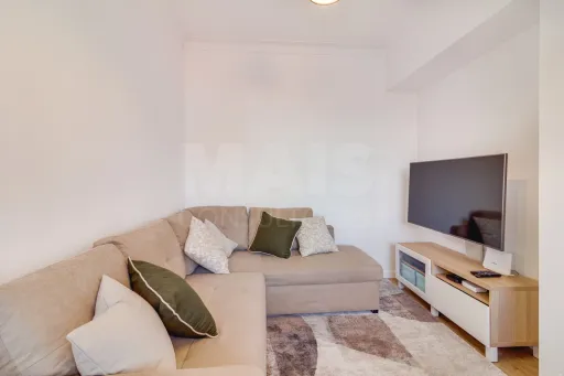 2-Bedroom Apartment in Almada’s Historic Center, Next to Casa da Cerca
