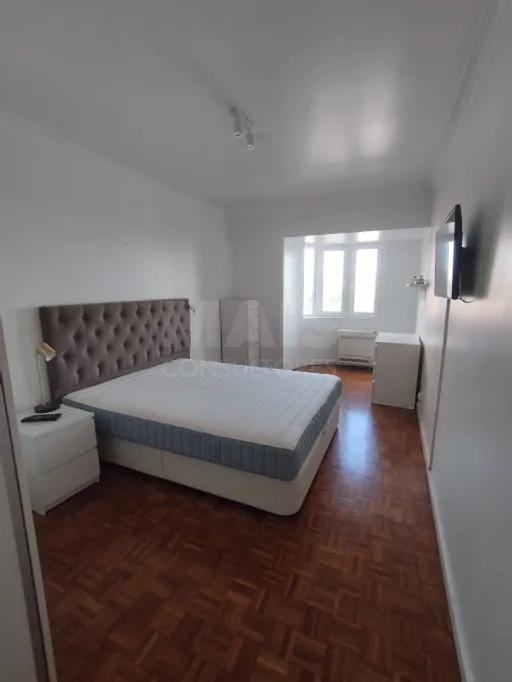 Apartamento T4 ao lado do metro das Olaias com dois lugares de parqueamento