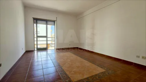 Apartamento T2 com Marquise e Despensa | 1º Andar | Perto das Praias