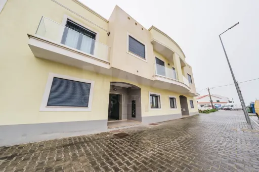 Apartamento recente com piscina e excelente exposição solar junto à praia do Baleal