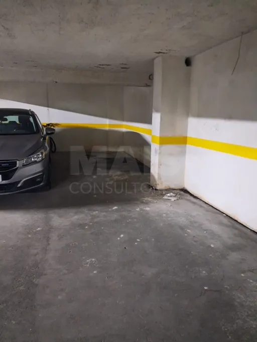 Parqueamento junto à Avenida 1º de Maio