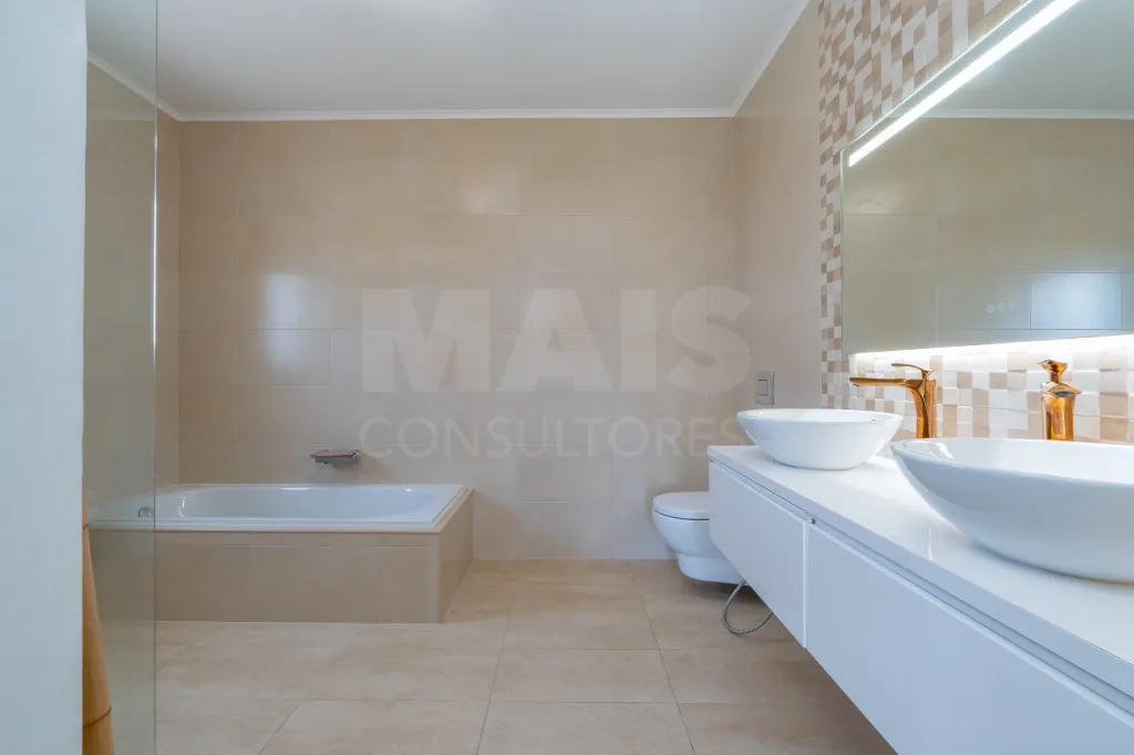Semi-new 4-bedroom house with 3500m2 plot in Salvaterra de Magos