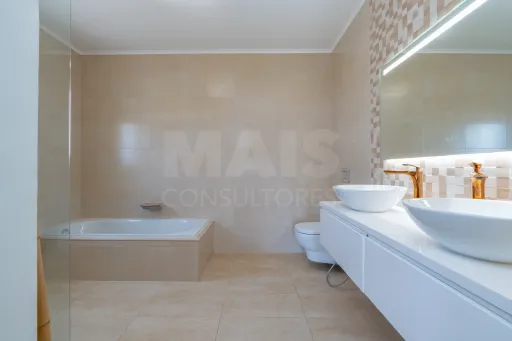 Moradia T4 térrea, semi-nova com terreno de 3500m2 em Salvaterra de Magos