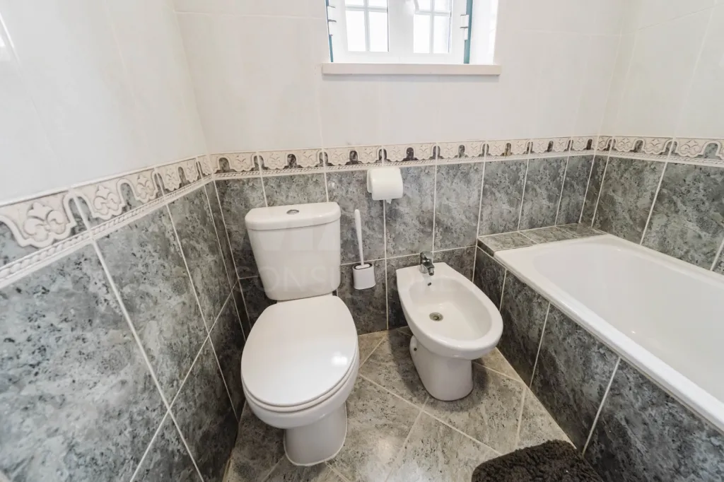 Moradia T4 em Olho Marinho | 260m² | Lote 734m²