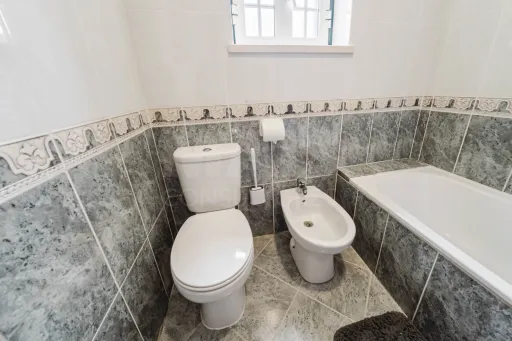 Moradia T4 em Olho Marinho | 260m² | Lote 734m²