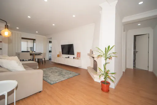 Apartamento T2 Remodelado em Massamá