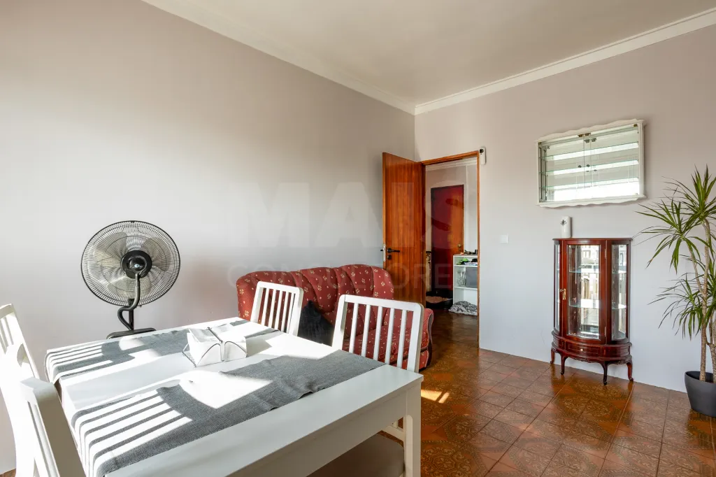 2-Bedroom Apartment with Excellent Potential | Sacavém | 5th Floor with Elevator