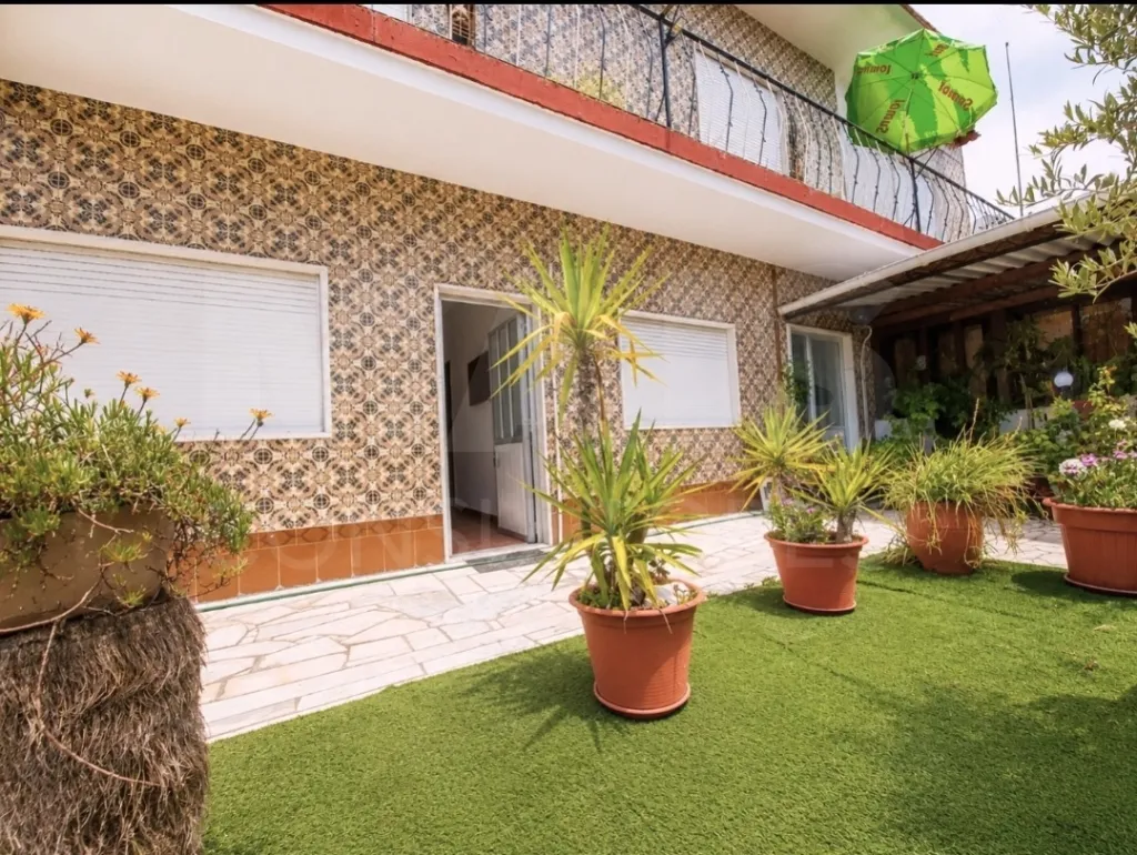 Moradia Bi Familiar inserida num lote de Terreno 1785 m2 em Canha