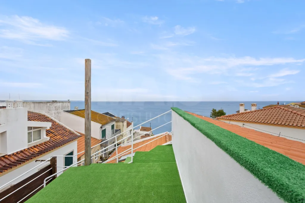 Moradia com 3 apartamentos e vista mar