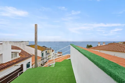 Moradia com 3 apartamentos e vista mar