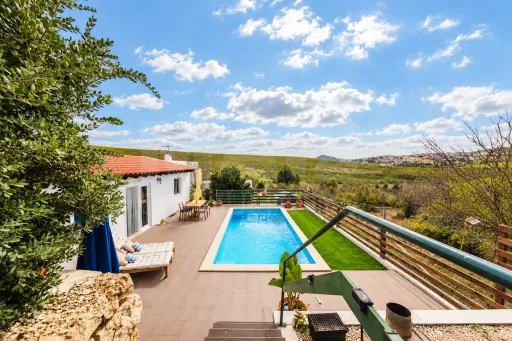 Moradia T2 com anexo T1, piscina e terreno de 1.000 m², em Torres Vedras