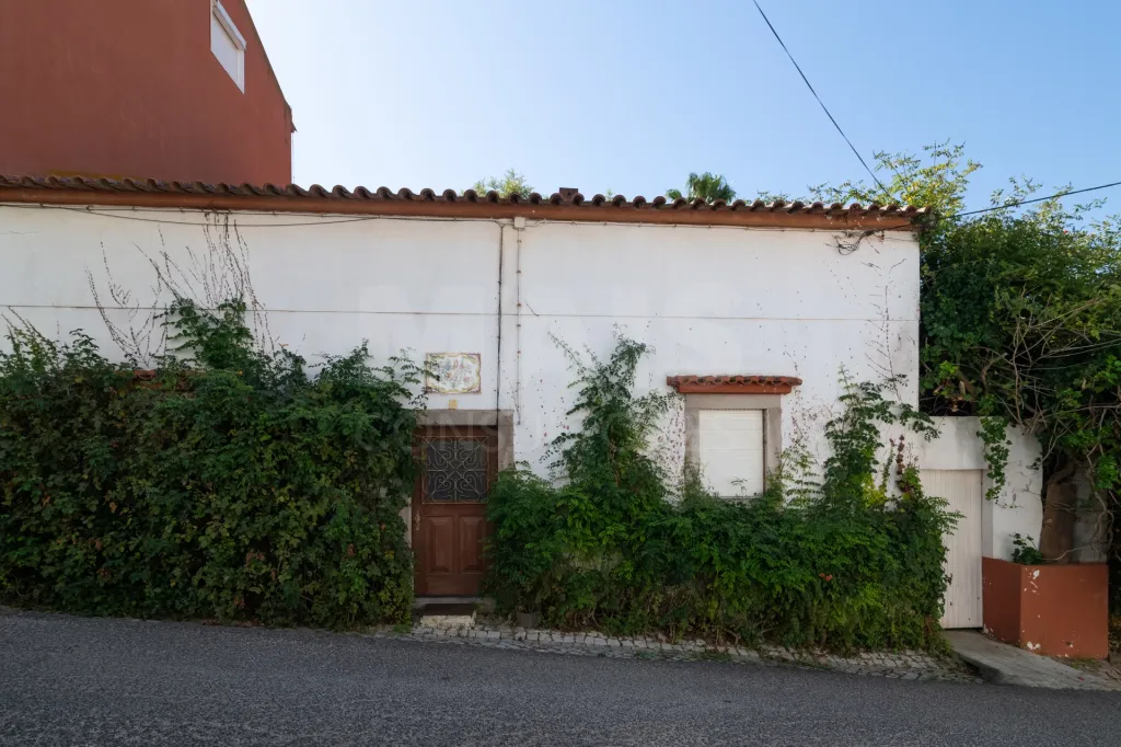 Duas Moradias com Terreno de 1.480 m² no centro da Lourinhã