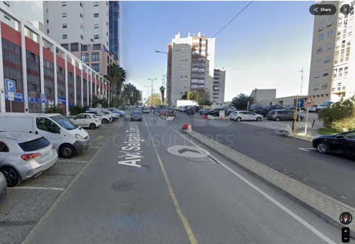 Loja Santo António dos Cavaleiros com 349,90m2 útil e 4 lugares de estacionamento