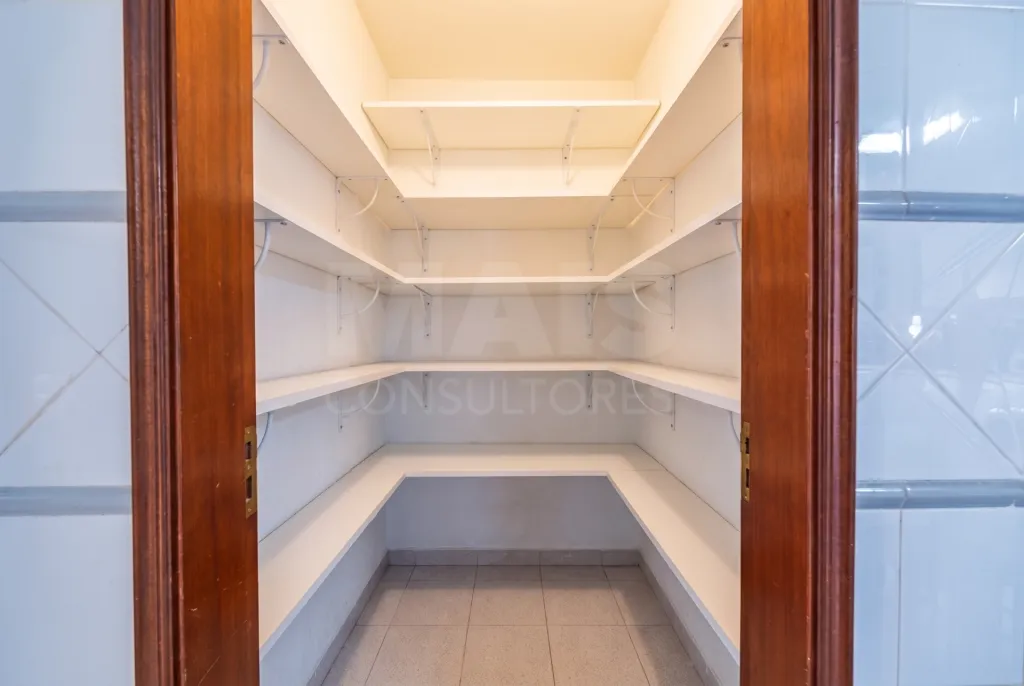 Apartamento T3 Renovado com Garagem Box – Cidade Nova, Caldas da Rainha
