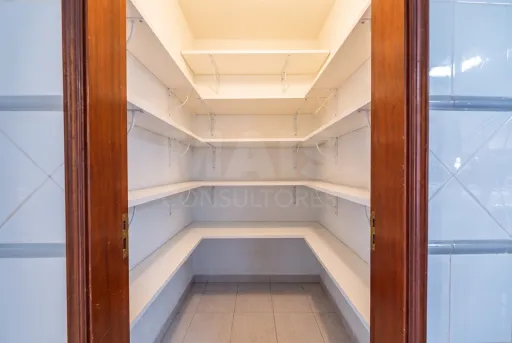 Apartamento T3 Renovado com Garagem Box – Cidade Nova, Caldas da Rainha