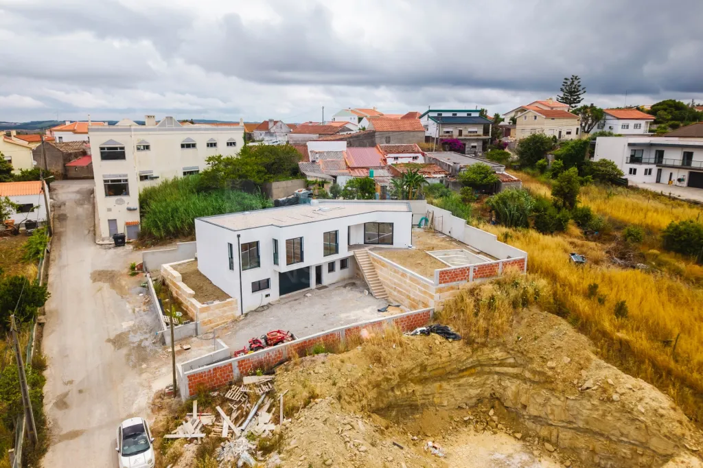 Moradia V3  moderna com piscina, vista de campo e excelente localização  Matas – Lourinhã