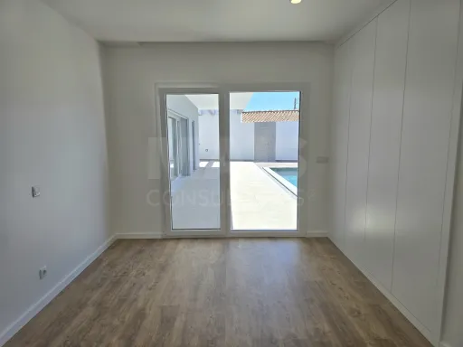 Moradia T4 térrea de luxo com piscina no Nadadouro