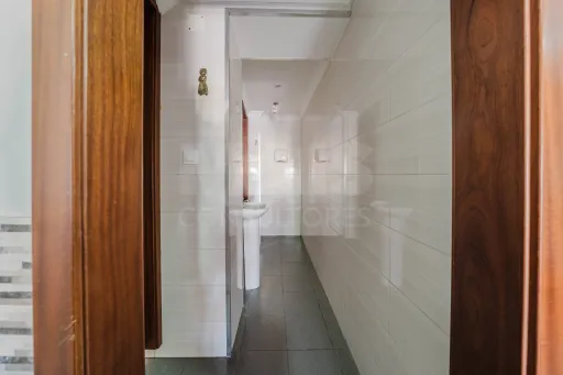 Prédio no centro de Peniche – com comércio e habitação, vista mar