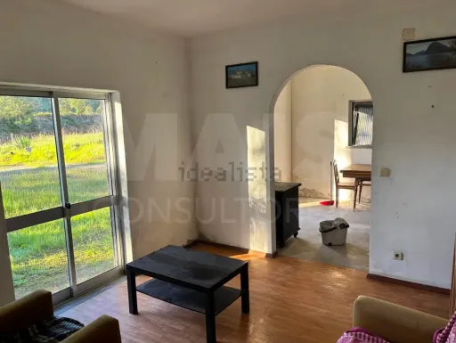 Casa antiga com terreno amplo em Salir de Matos