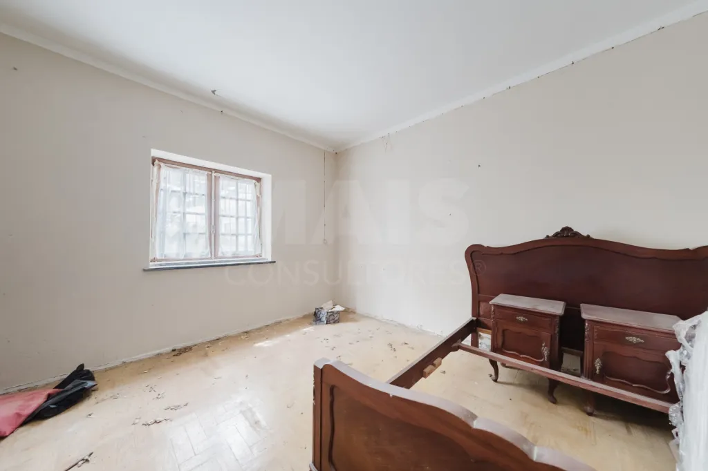 Moradia inserida num amplo terreno com 4.730 m²