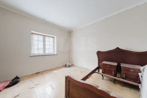 Moradia inserida num amplo terreno com 4.730 m²