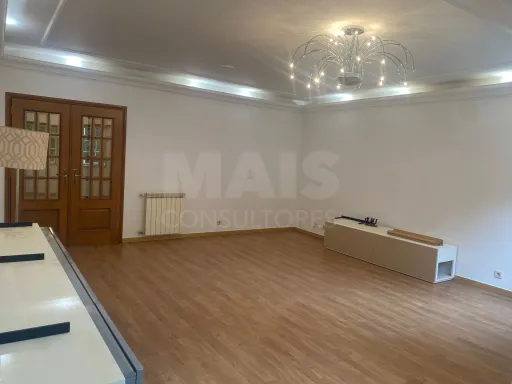 Apartamento T3 em Condomínio Fechado com Piscina no Estoril