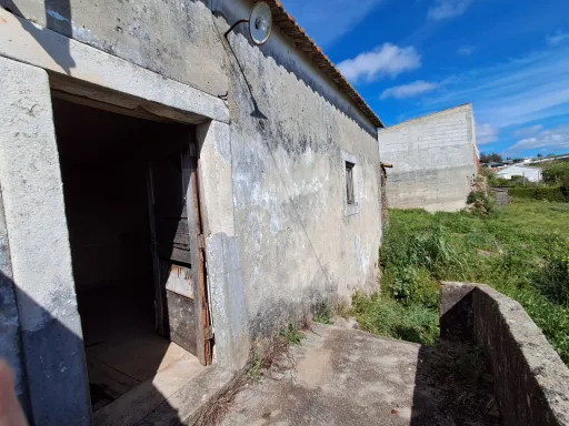 House to remodel on plot of land w/ 520m2