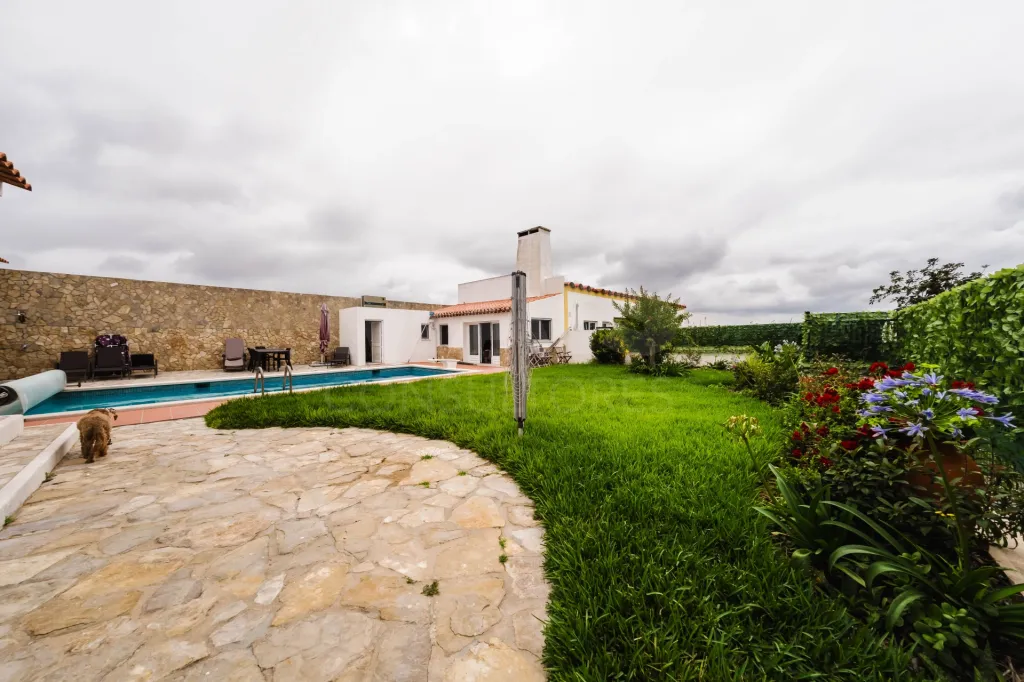 Moradia T3+2 com piscina e jardim a 8km de Caldas da Rainha