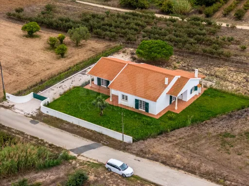 Moradia térrea tradicional T4 com terreno 4040m2