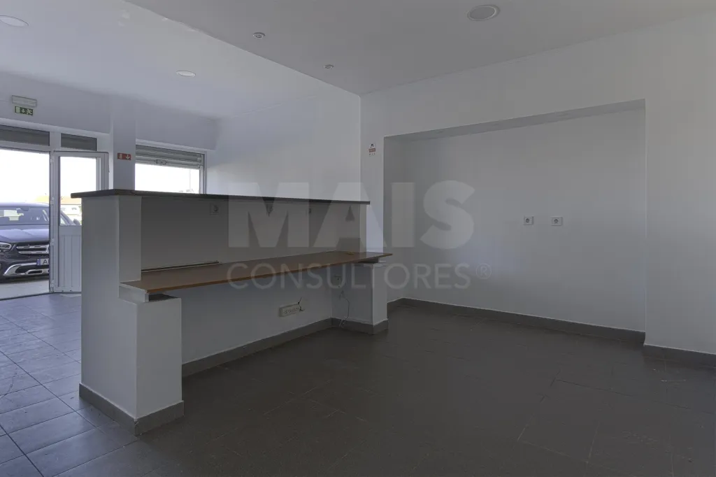 Espaço Comercial 115 m² na EN10 | Localização Premium e Máxima Visibilidade – Porto Alto