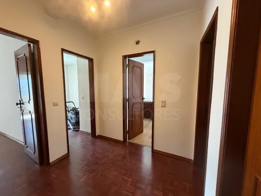 Apartamento T4 em Carnide
