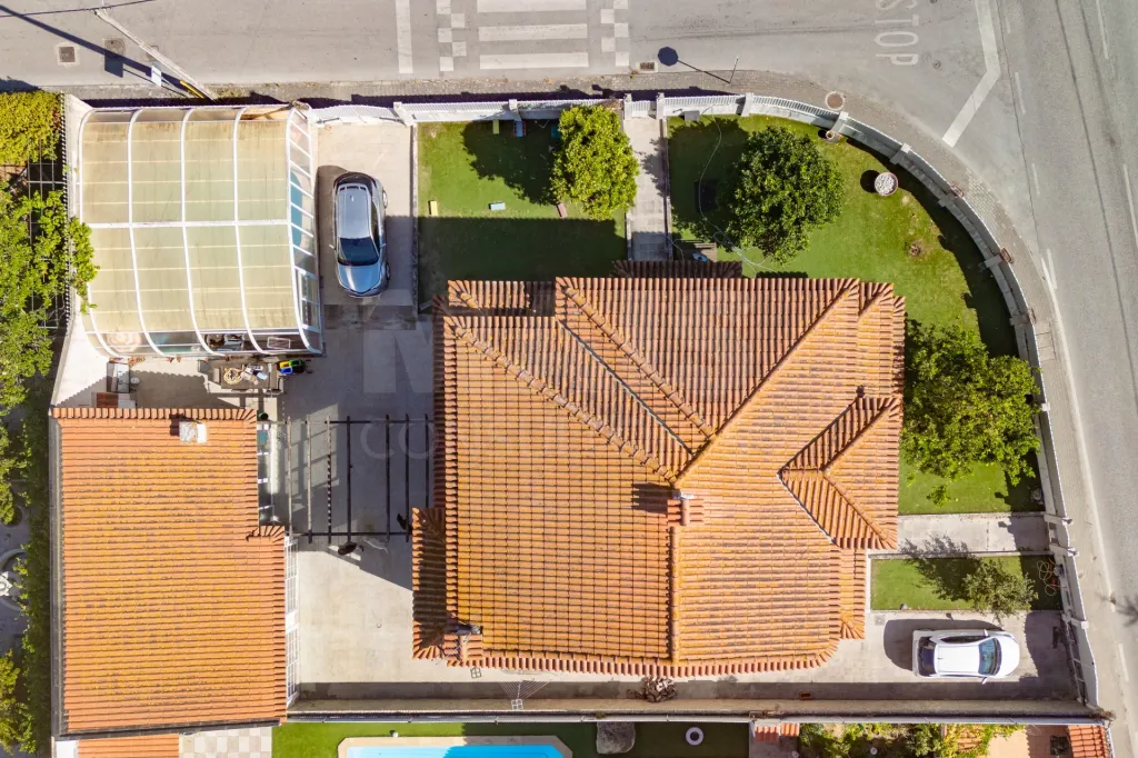 Moradia T4 com piscina coberta e garagem para duas viaturas em Samora Correia.