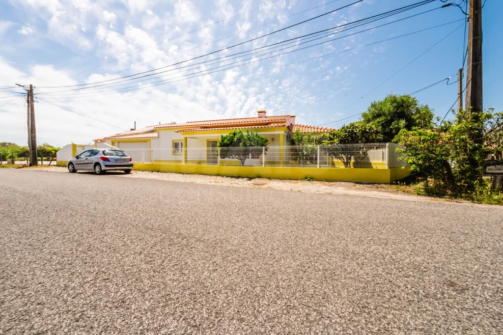Moradia Térrea c/ piscina, árvores de fruto e garagem a 7 minutos da cidade