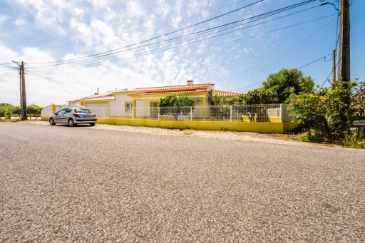 Moradia Térrea c/ piscina, árvores de fruto e garagem a 7 minutos da cidade