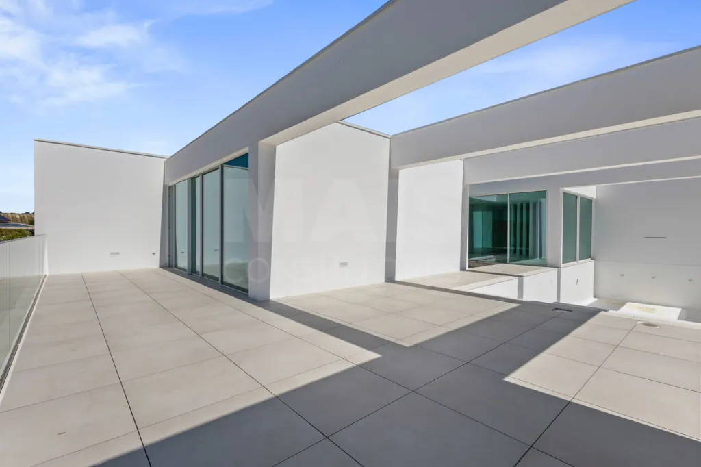 4-bedr. house on 2-hectare plot in Carvalhal
