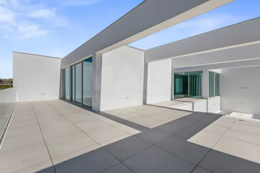 4-bedr. house on 2-hectare plot in Carvalhal