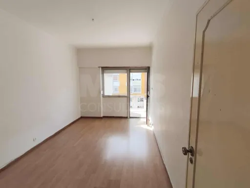 🏡 Apartamento T2 com Arrecadação em Oeiras – Conforto, Luz Natural e Localização Privilegiada!
