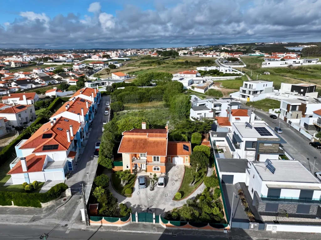 Moradia T5 de Prestígio com Vista Mar, Terreno de 2.075 m² e Detalhes Artísticos Exclusivos