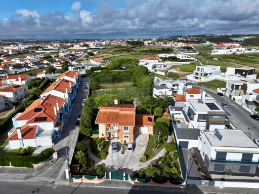 Moradia T5 de Prestígio com Vista Mar, Terreno de 2.075 m² e Detalhes Artísticos Exclusivos
