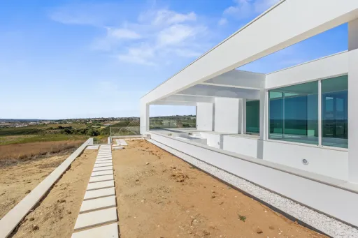 4-bedr. house on 2-hectare plot in Carvalhal