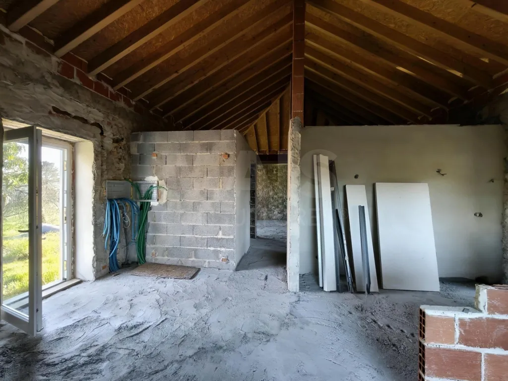 Moradia T2+1 c/ Anexo & Armazém em Lote de 7.600m2
