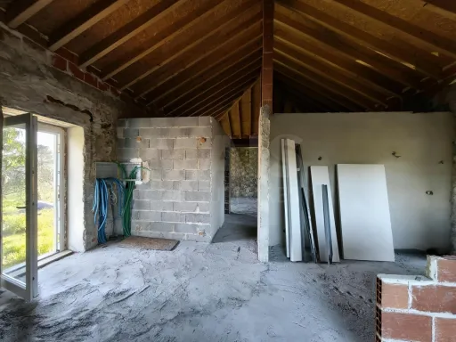 Moradia T2+1 c/ Anexo & Armazém em Lote de 7.600m2