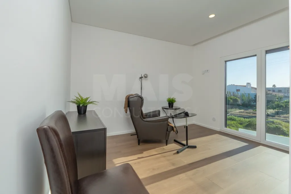Moradia T3 contemporânea com piscina privada no Porto Alto