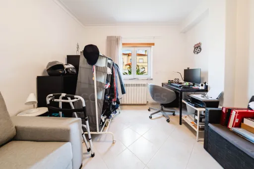 Moradia exclusiva com piscina aquecida, suite, garagem e jardim deslumbrante