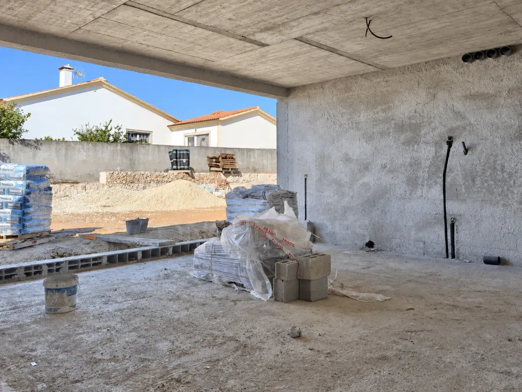 Single-Story 3-Bedroom + 1 House with Master Suite, Garden, Pool, and Garage for 2 Cars | ALCOBAÇA | OFF-MARKET