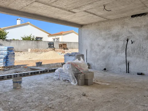 Moradia Térrea T4 c/ Suite Master, Jardim, Piscina e Garagem para 2as Viaturas | ALCOBAÇA | OFF MARKET