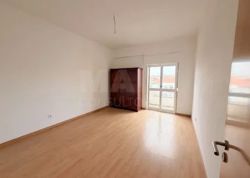 Prédio de Habitação e Comércio em Santa Iria de Azoia