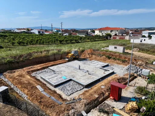 Moradia T3 Geminada c/ 1 Suite, Jardim, Parqueamento e Piscina! (LT2)