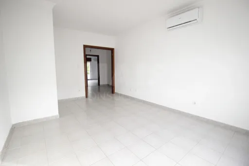 Apartamento T2  c/ duas frentes em Arcena, Alverca