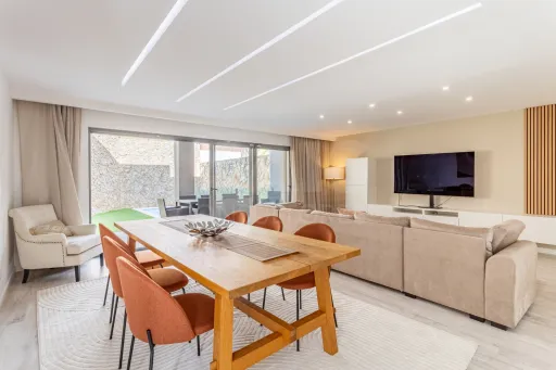 Luxury 4 bedroom villa with pool in Charneca de Caparica